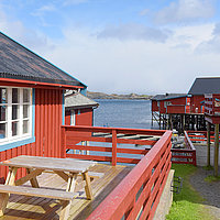 Außenansicht der Rorbuhäuser in Å auf den Lofoten.