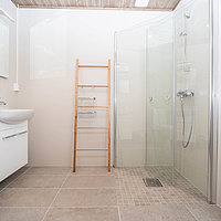 Bad mit Dusche / WC im Apartment Lottebua in Hemmingodden.