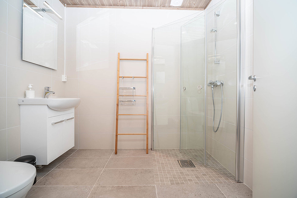 Bad mit Dusche / WC im Apartment Lottebua in Hemmingodden.