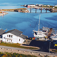 Die kleine Wohnung im Servicehaus direkt am Hafen von Sommarøy.