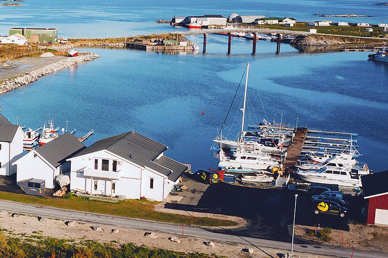 Die kleine Wohnung im Servicehaus direkt am Hafen von Sommarøy.