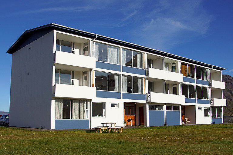 Das Wohnhaus in Bolungarvik in den Westfjorden von Island.