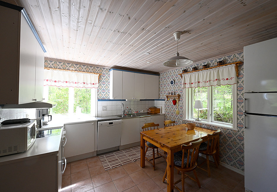 Blick in die voll ausgestattete Küche des Ferienhauses Timmerhuset in Schweden.