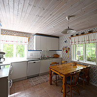 Blick in die voll ausgestattete Küche des Ferienhauses Timmerhuset in Schweden.