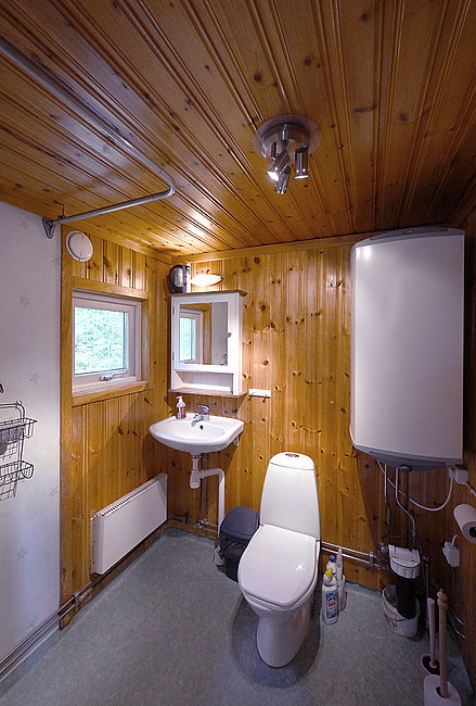 Blick ins Badezimmer mit Dusche und WC im Ferienhaus Sjöstugan.