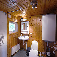 Blick ins Badezimmer mit Dusche und WC im Ferienhaus Sjöstugan.