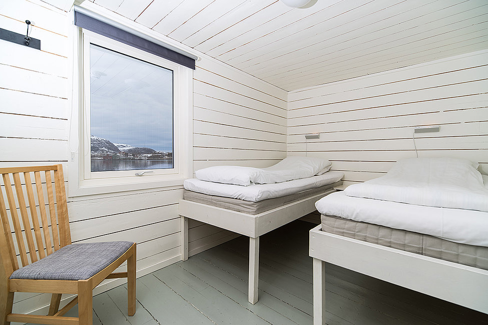 Schlafzimmer 4 in der Rorbu-Wohnung Kokkbua mit 2 Einzelbetten.