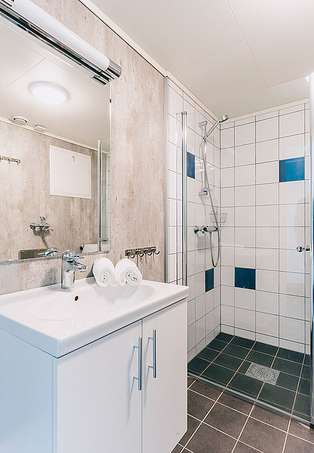 Schönes und geräumiges Bad mit Dusche / WC.