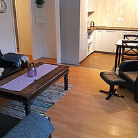 Der Wohn- und Essbereich eines Standard-Apartments in Skjervøy.