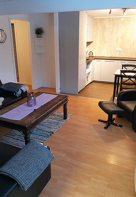 Der Wohn- und Essbereich eines Standard-Apartments in Skjervøy.