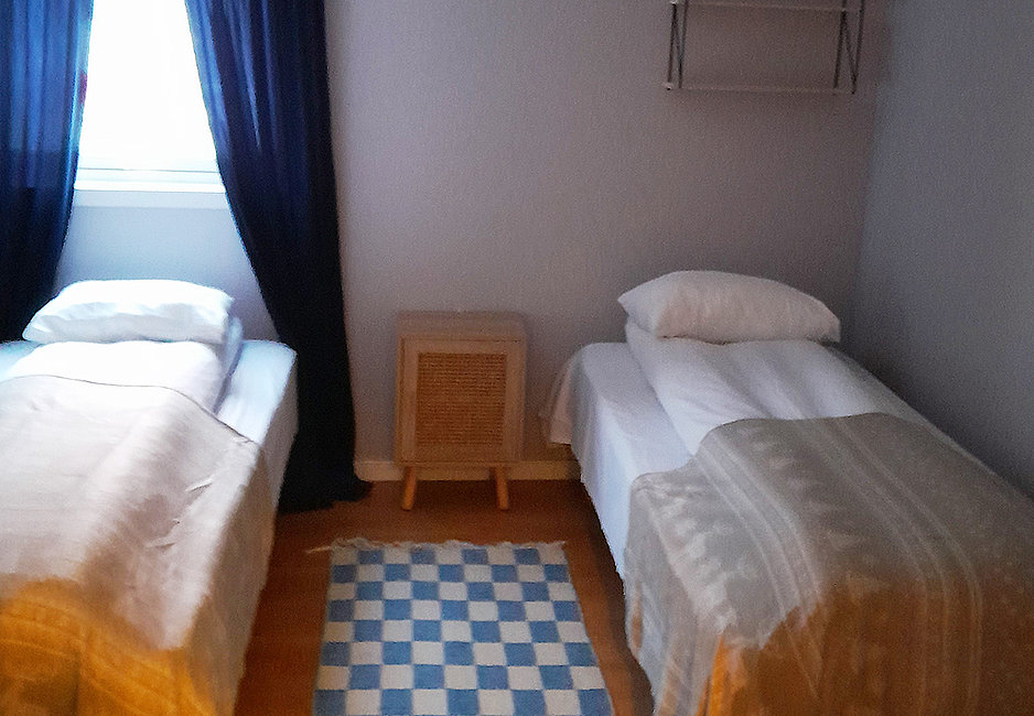 Schlafzimmer im Standard-Apartment mit 2 Einzelbetten.