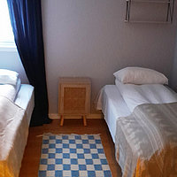 Schlafzimmer im Standard-Apartment mit 2 Einzelbetten.