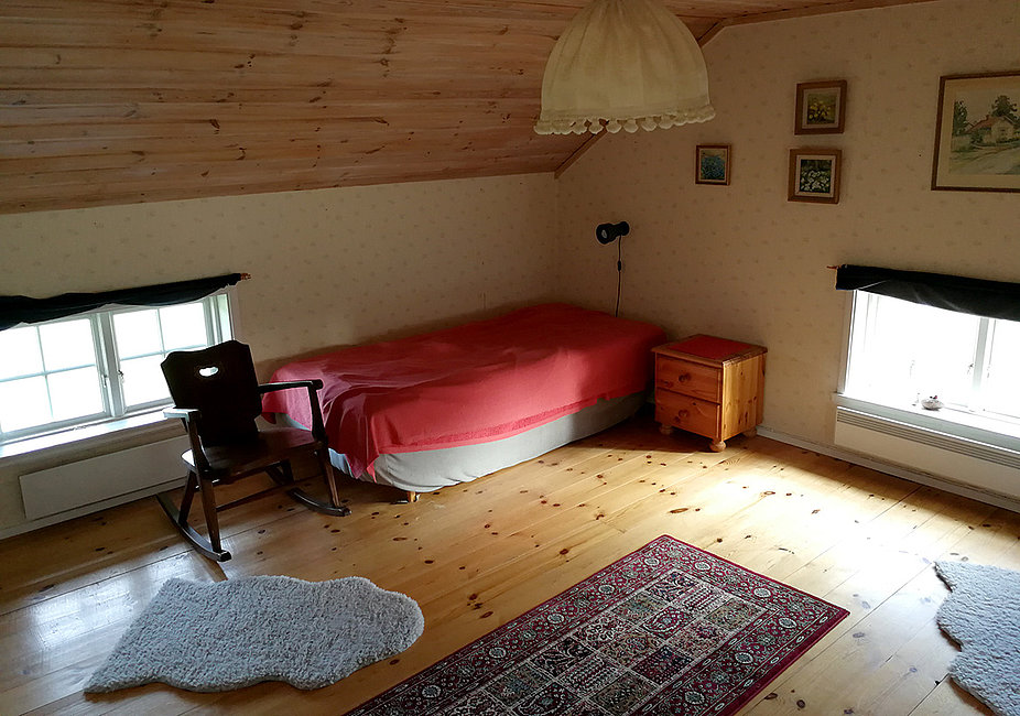 Das größere Schlafzimmer mit 3 Einzelbetten des Gårdshuset am Stor-Lungen in Schweden.