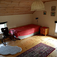 Das größere Schlafzimmer mit 3 Einzelbetten des Gårdshuset am Stor-Lungen in Schweden.