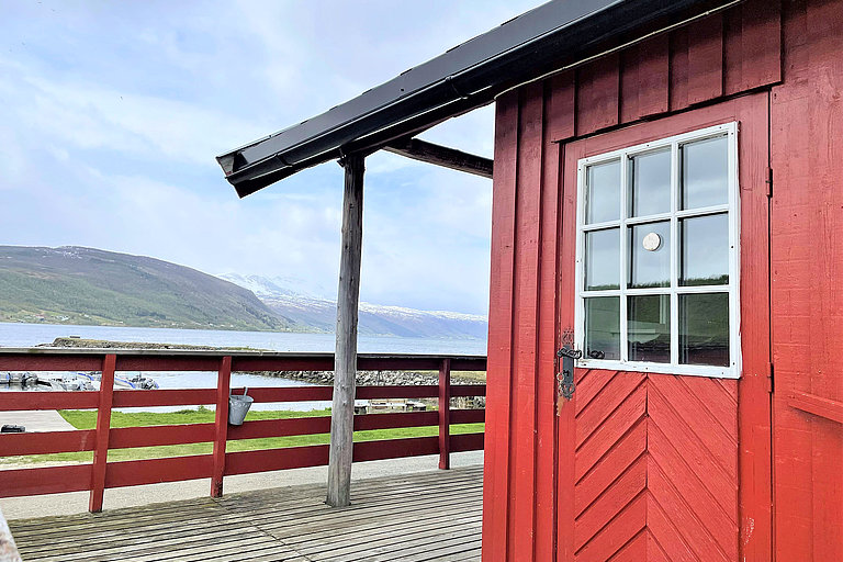 Kleines Haus ganz groß: Sjybua am Ufer des Lavangen Fjords.