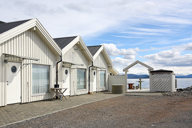 Die 3 Arctic Seasport Captains Cabin Apartments am SKjerstadfjord.