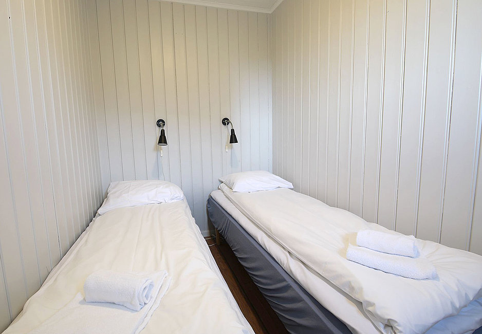 Schlafzimmer mit 2 Einzelbetten in einer Rorbuwohnung Typ 1.