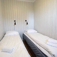 Schlafzimmer mit 2 Einzelbetten in einer Rorbuwohnung Typ 1.