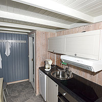Küchenecke im Rorbu Garnbua mit Backofen und Geschirrspüler.