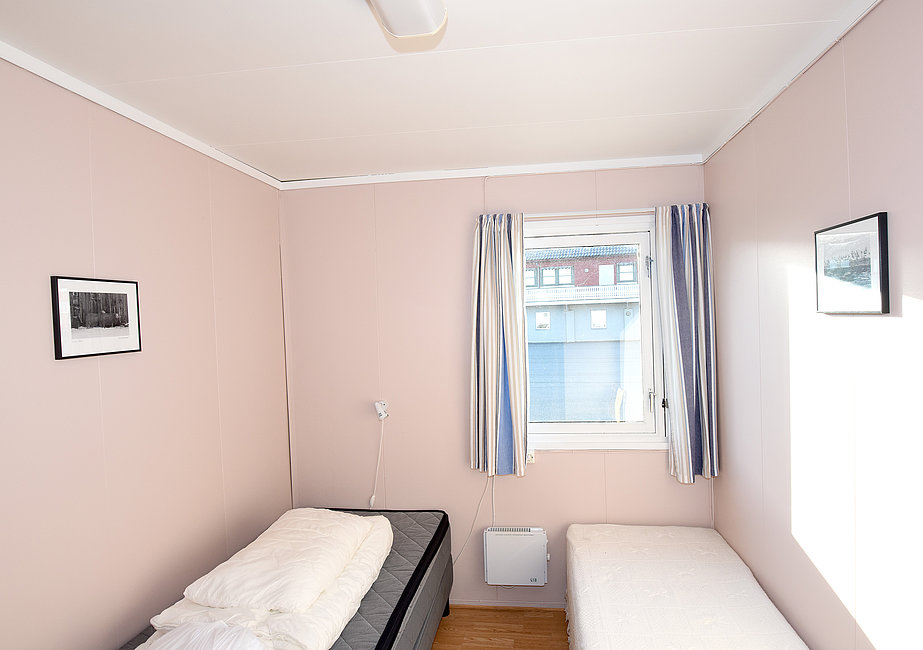 Schlafzimmer mit 2Einzelbetten im großen Apartment auf Røst.
