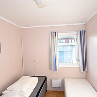 Schlafzimmer mit 2Einzelbetten im großen Apartment auf Røst.