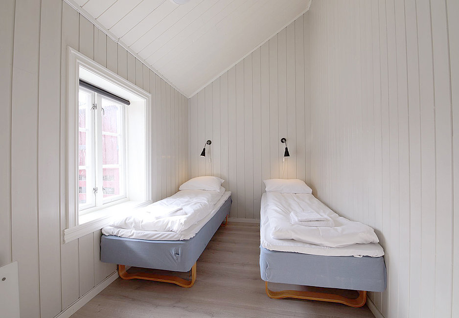 Schlafzimmer mit 2 Einzelbetten im Rorbu vom Typ 3.