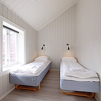 Schlafzimmer mit 2 Einzelbetten im Rorbu vom Typ 3.