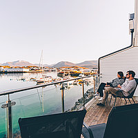 Entspannung pur: der Balkon eines kleinen Apartments in Sommarøy.