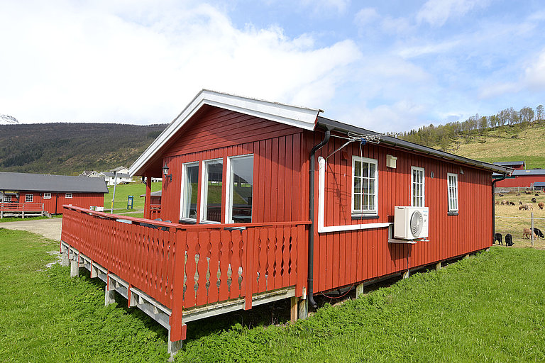 Das Haus Annabu liegt direkt am Ufer des Lavangen Fjords.