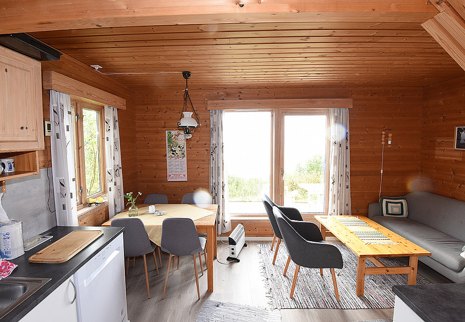 Gemütlich, praktisch, gut: der Wohnraum des Hauses 4 in Finnkroken.