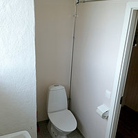 Das Bad des Hauses Gårdshuset in der Sundviks Farm mit WC.