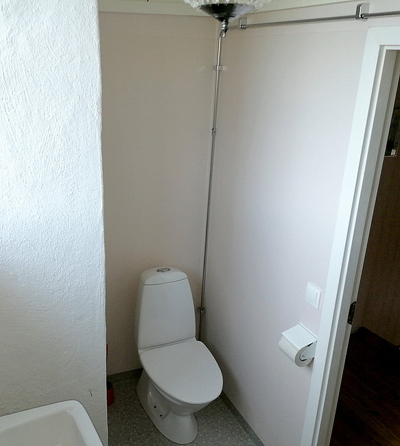 Das Bad des Hauses Gårdshuset in der Sundviks Farm mit WC.