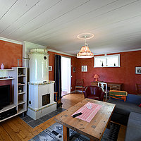 Der gemütliche Wohnraum des Timmerhuset in Schweden.