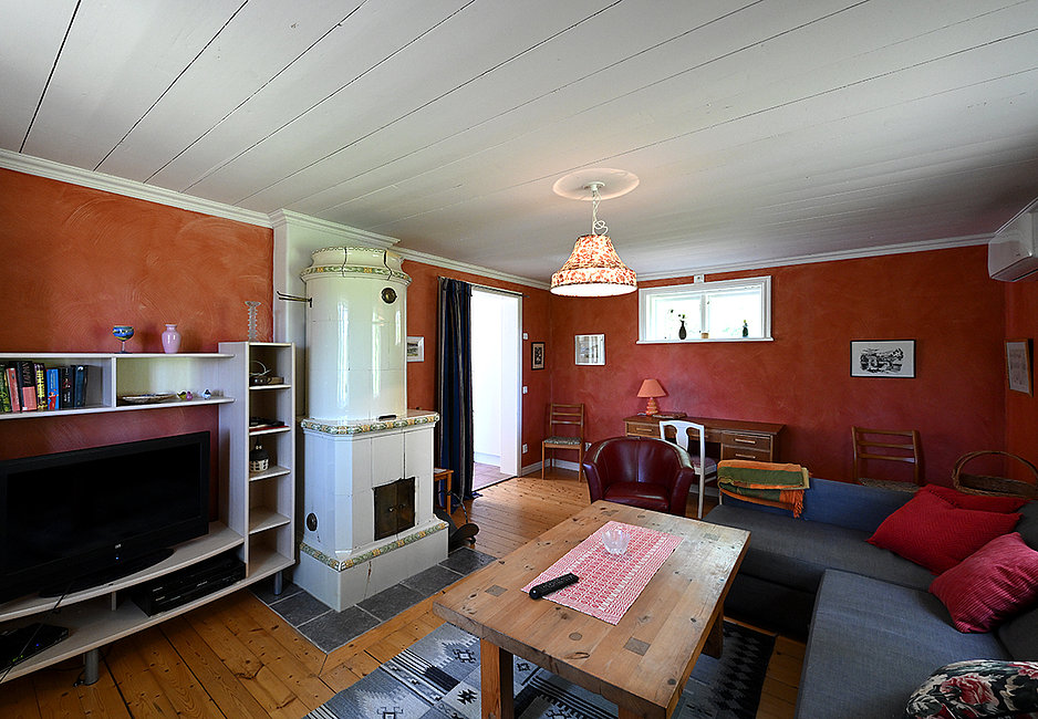 Der gemütliche Wohnraum des Timmerhuset in Schweden.