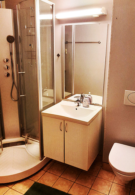 Bad mit Dusche / WC in einem Skjervøy Standard-Apartment.