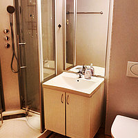 Bad mit Dusche / WC in einem Skjervøy Standard-Apartment.