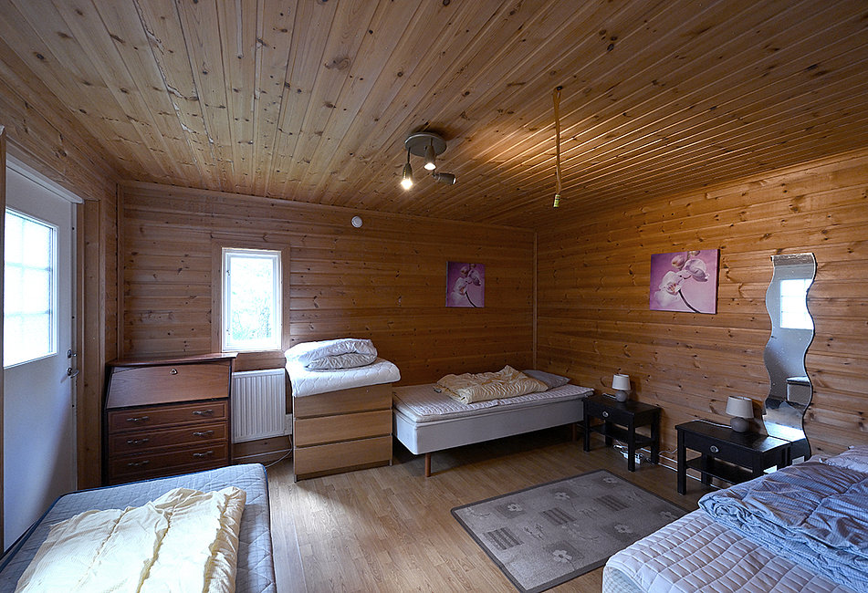 Das Gårdstugan besitzt ein geräumiges Schlafzimmer mit 3 Einzelbetten.