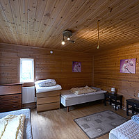 Das Gårdstugan besitzt ein geräumiges Schlafzimmer mit 3 Einzelbetten.