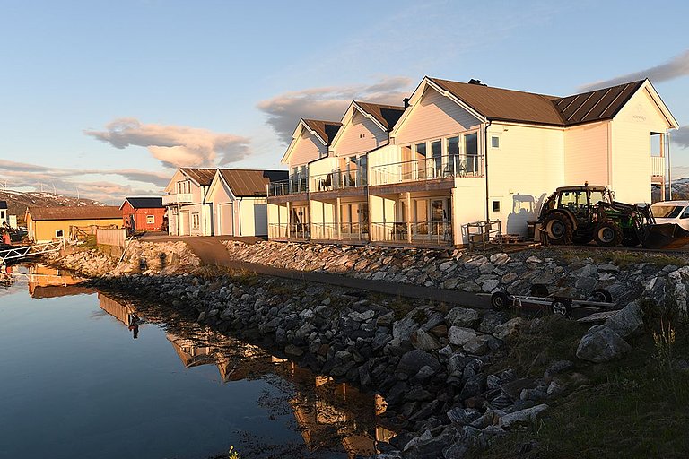 Herrliche Lage: die großen Apartments am Hafen von Sommarøy.