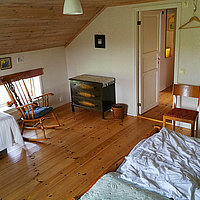 Schlafzimmer Nr. 2 im Gårdshuset am Stor-Lungen mit 1 Einzelbett und 1 Doppelbett.