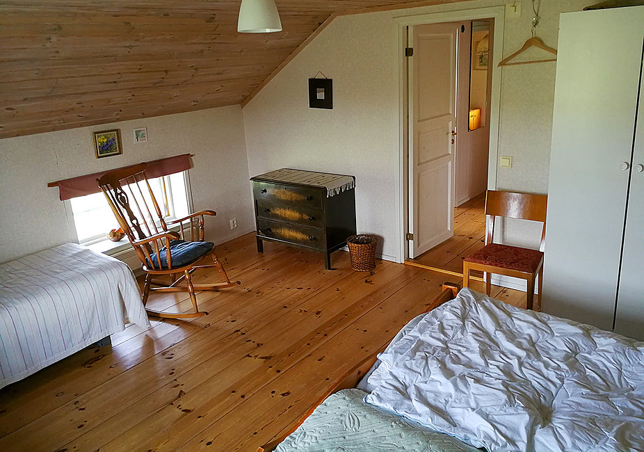 Schlafzimmer Nr. 2 im Gårdshuset am Stor-Lungen mit 1 Einzelbett und 1 Doppelbett.