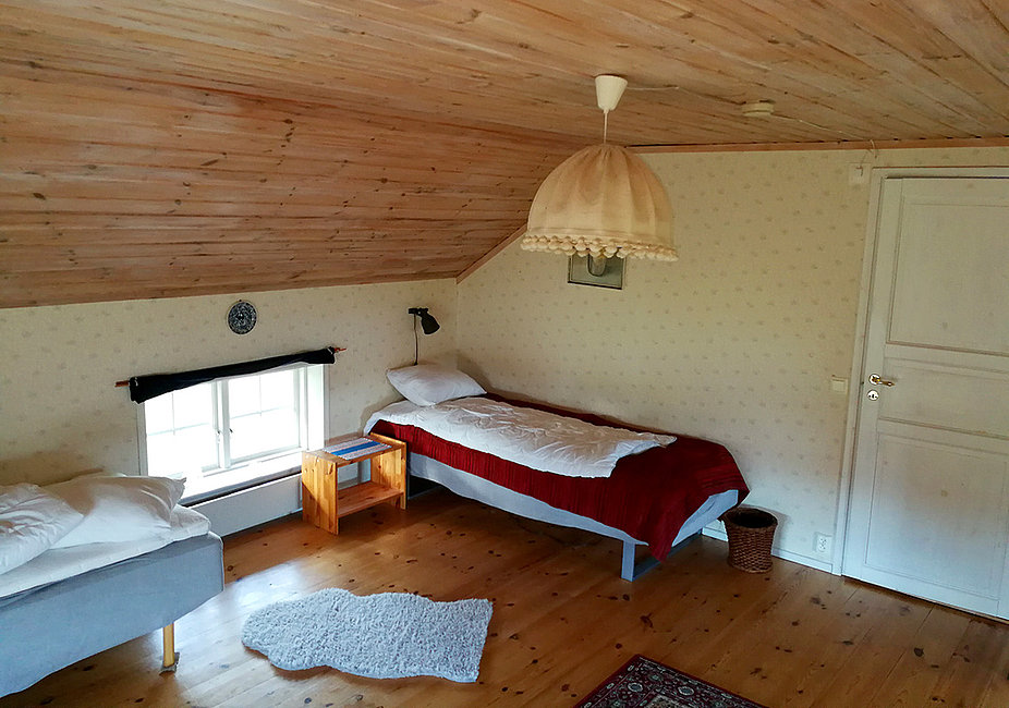Schlafzimmer Nr. 1 im Gårdshuset mit 3 Einzelbetten.
