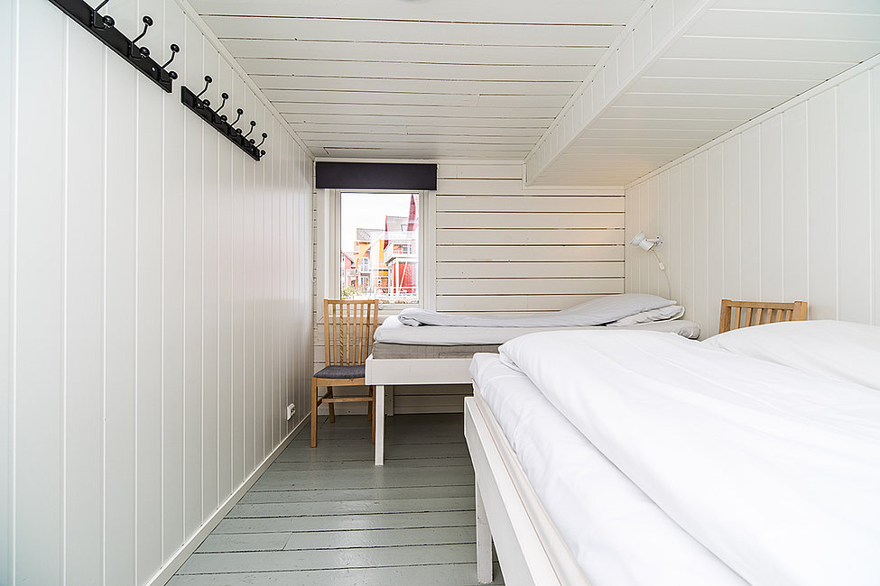 Schlafzimmer 1 in der Rorbu-Wohnung Kokkbua mit 2 Einzelbetten.