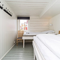 Schlafzimmer 1 in der Rorbu-Wohnung Kokkbua mit 2 Einzelbetten.