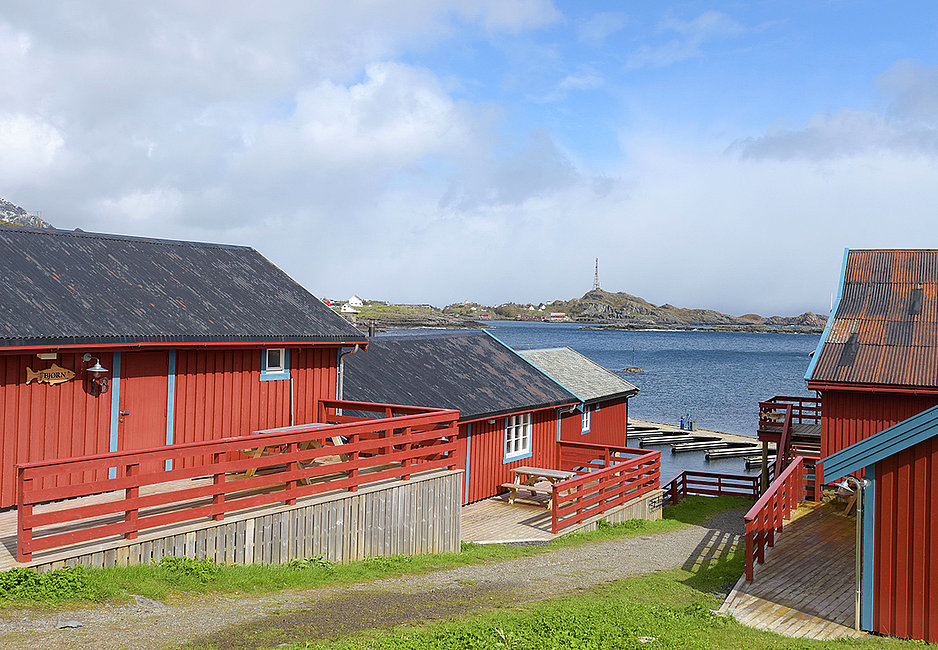 Blick auf die Rorbuhäuser von Å auf den Lofoten.
