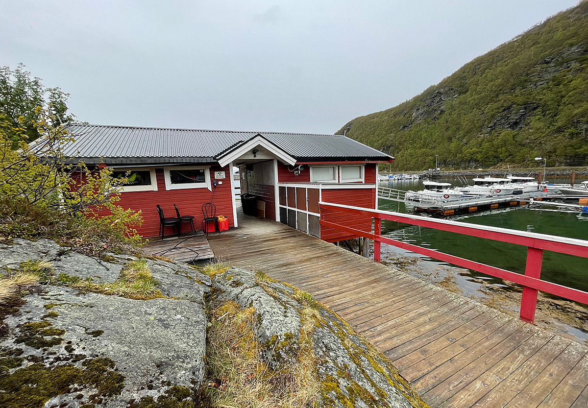 Servicebereich des Skjervøy Fiskecamps am Hafen.