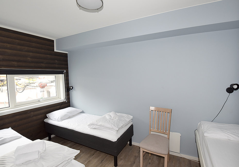 Großes Schlafzimmer in der Wohnung Egnerbua mit 3 Einzelbetten.