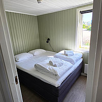 Schlazimmer mit Etagenbett plus Doppelbett in der Ferienwohnung Olufbua in der Hemmingodden Fishing Lodge in Ballstad auf den Lofoten.