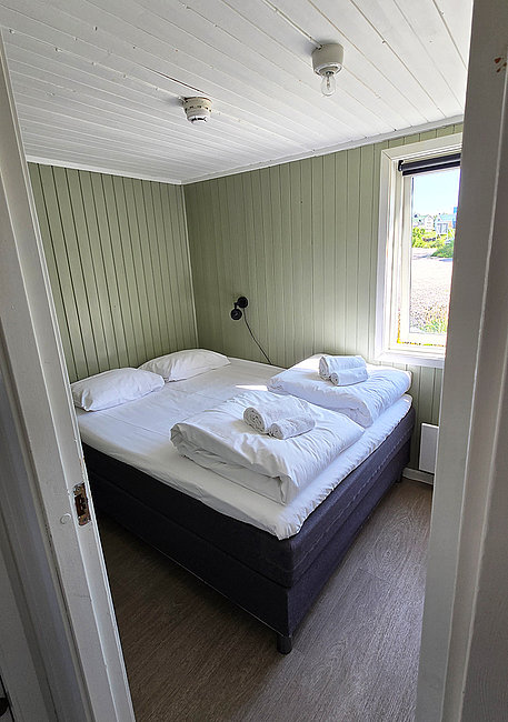 Schlazimmer mit Etagenbett plus Doppelbett in der Ferienwohnung Olufbua in der Hemmingodden Fishing Lodge in Ballstad auf den Lofoten.