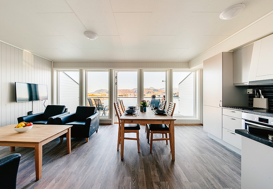 Wohnzimmer des kleinen Apartments mit herrlichem Ausblick.